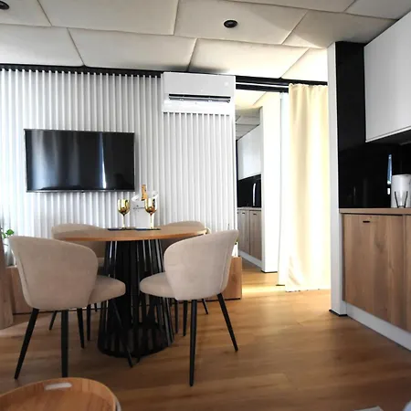 Aqua Loft Lux Houseboat & Waterfront Daire *