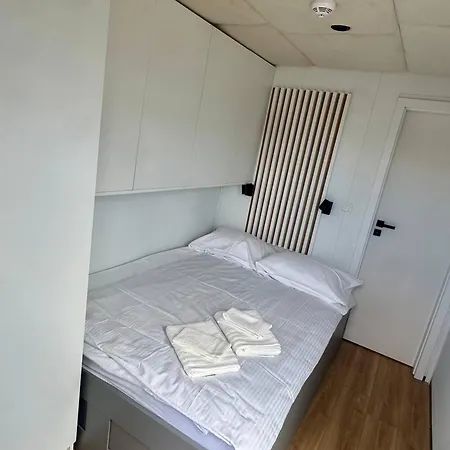 Aqua Loft Lux Houseboat & Waterfront Daire *
