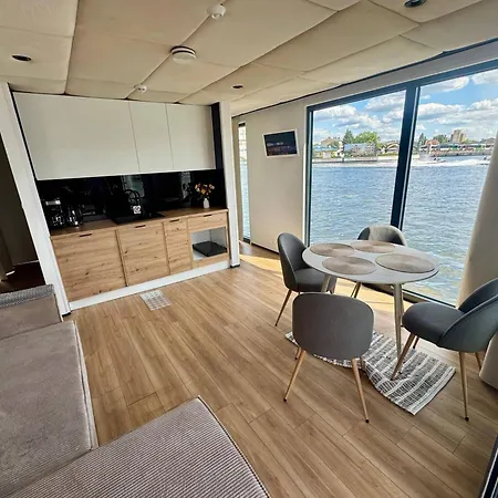 Aqua Loft Lux Houseboat & Waterfront Daire