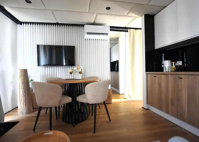 Aqua Loft Lux Houseboat & Waterfront Apartment *